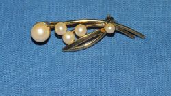 Stunning Vintage Similation Pearls Brooches