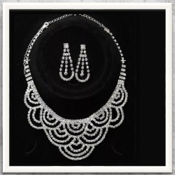 Exquisite Dazzling Crystals Diamante Bridal Evening Wear Necklace And Stud Earrings Set