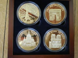 France Paris Eiffel Tower Notre Dame Sacre Coeur Arc Triumph Medal Gold Plated 40 Mm In Box + Caps