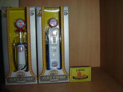 Buick Pumps Combo: 2 X Buick Vintage Gas Pumps Petrol Sc 1 18 R signature By Yatming G teed.